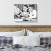 Junge und Mädchen sehen Globe Leinwanddruck (Insitu (Schlafzimmer))
