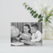Junge und Mädchen sehen Globe Postkarte (Stehend Vorderseite)