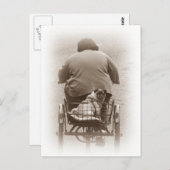 Junge und Mops, die auf der Postkarte fahren (Vorne/Hinten)