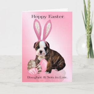 Junge und Niedliche Osterpuppe Feiertagskarte