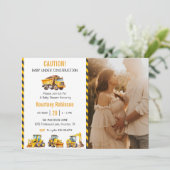 Junge unter Baustellen Baby Dusche Party Foto Einladung (Stehend Vorderseite)