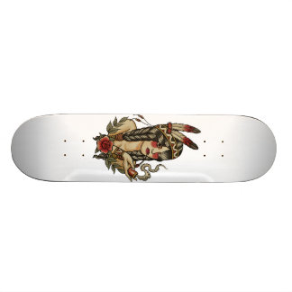 Junge Ureinwohnerfrau Skateboard