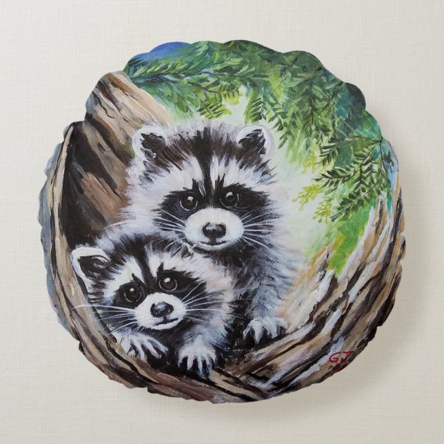 Junge Waschbären in Baumkronen Rundes Kissen (Vorderseite)