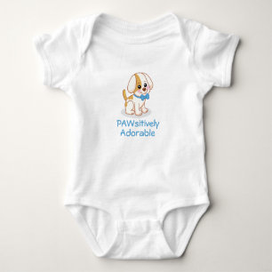 Junge Welpe Hund mit blauem Fliege Bodysuit Baby Strampler