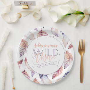 Junge, wilde und drei Geburtstagsparty Pappteller