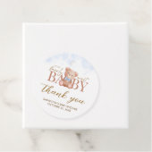 Junge, wir können Babydusche kurz abwarten Geschenkanhänger (Beispiel)