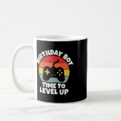 Junge Zeit, um Video-Spiel zu erhöhen Geburtstag Kaffeetasse (Links)