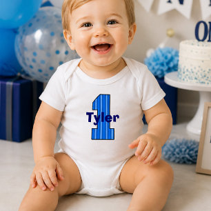 Junge zum ersten Geburtstag mit blauen Streifen Baby Strampler