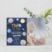 Junge Zwei der Mond zum Geburtstag Foto Einladung (Stehend Vorderseite)