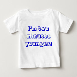 Junge Zwilling... Ich bin zwei Minuten jünger! Baby T-shirt