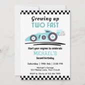 Jungen 2. Geburtstag werden zwei schnelle Rennwage Einladung (Vorderseite)