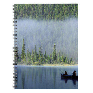 Jungen angeln am Waterfowl Lake, Banff National Notizblock