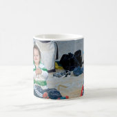 Jungen auf dem Strand Kaffeetasse (Mittel)