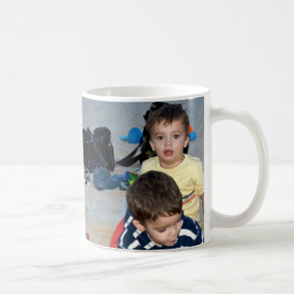 Jungen auf dem Strand Kaffeetasse