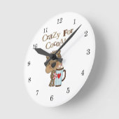 Jungen-Bär verrückt für Kakao-Feiertag Runde Wanduhr (Winkel)