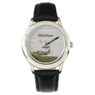 Jungen beobachten armbanduhr