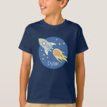 Jungen-bunte Rocket-Schiffs-Raum-Galaxie und Name T-Shirt<br><div class="desc">Dieses herrliche Kinderausrüstungsbeschreibungen ein schöne und bunte Hand gezeichnetes Raketenschiff im Weltraum. Der Entwurf kennzeichnet auch einen Platz,  damit Sie Ihren Jungennamen addieren. Vervollkommnen Sie für jedes mögliches Kind!</div>