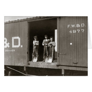 Jungen, die an einem Eisenbahnwagen arbeiten, 1910