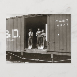 Jungen, die an einem Eisenbahnwagen arbeiten, 1910 Postkarte