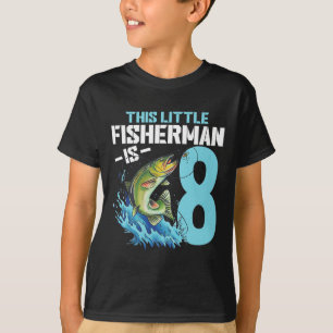 Jungen, die das Shirt zum Geburtstag im 8-jährigen