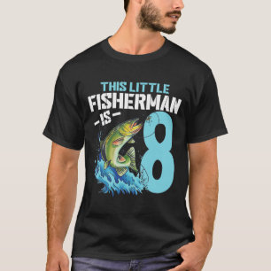 Jungen, die das Shirt zum Geburtstag im 8-jährigen