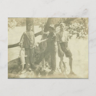 Jungen, die den grünen Fluss fischen Postkarte