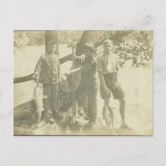 Jungen, die den grünen Fluss fischen Postkarte (Vorderseite)