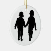 Jungen, die Handverzierung halten Keramik Ornament (Rechts)