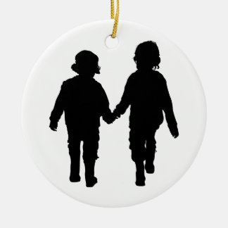 Jungen, die Handverzierung halten Keramik Ornament