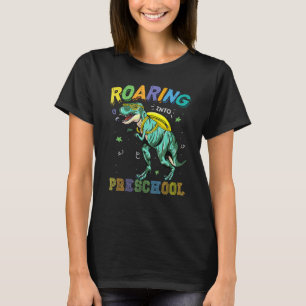 Jungen, die in der Vorschule Dinosaurier-Jungen ei T-Shirt