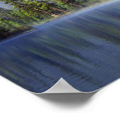 Jungen, die mit Nebel aus dem Kanu fischen Poster (Ecke)