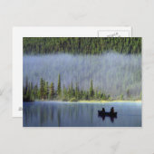 Jungen, die mit Nebel aus dem Kanu fischen Postkarte (Vorne/Hinten)