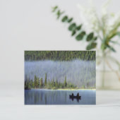 Jungen, die mit Nebel aus dem Kanu fischen Postkarte (Stehend Vorderseite)
