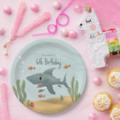 Jungen, die Niedlich blau unter dem Kindergeburtst Pappteller (Party)