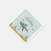 Jungen, die unter dem Kindergeburtstag der Seehech Serviette (Ecke)