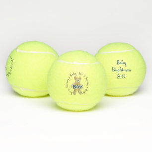 Jungen-Geschlecht decken Tennisball mit Teddybäre Tennisbälle