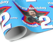 Jungen im Alter von 2 Jahren fügen Ihr Foto Sternm Geschenkpapier (Rolleneckpunkt)