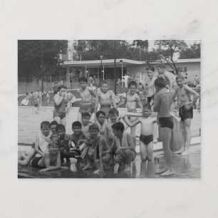 Jungen im Schwimmbad. Vintage-Fotografie Postkarte