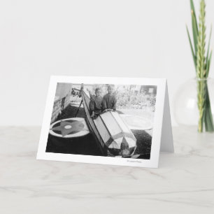 Jungen in einem Seife-Box-Auto Karte