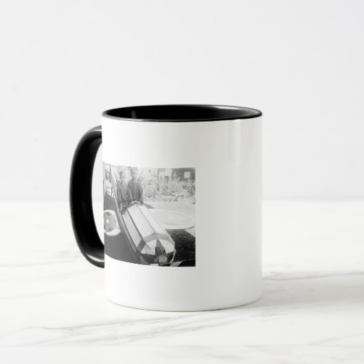 Jungen in einem Seifenkarren Tasse (Vorderseite Links)