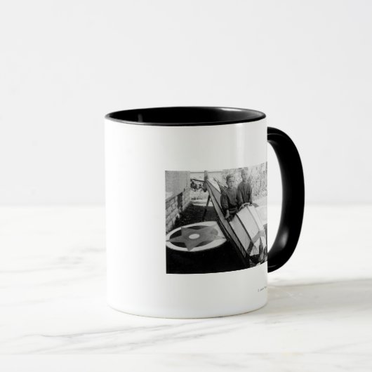 Jungen in einem Seifenkarren Tasse (VorderseiteRechts)