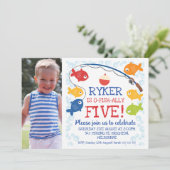 Jungen jeder Altersstufe, die von Fischen zum Gebu Einladung (Stehend Vorderseite)