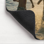 Jungen laufen ins Meer Mousepad (Ecke)