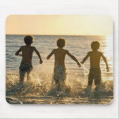 Jungen laufen ins Meer Mousepad (Vorne)