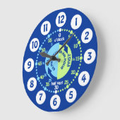 Jungen lernen, die blaugrüne Wanduhr zu erzählen (Winkel)