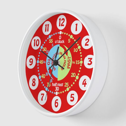 Jungen lernen, die Uhr der roten Wand zu erzählen (Winkel)