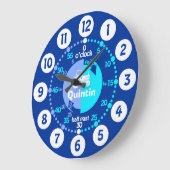 Jungen lernen, die Uhr der Traktoruhr mit blauer B (Winkel)