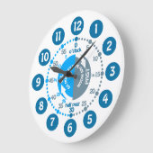 Jungen lernen, die Zeit der matten blauen Wanduhr (Winkel)