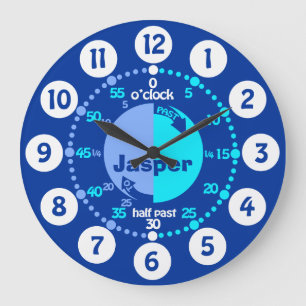 Jungen lernen, die Zeit mit blauer Bezeichnung Uhr