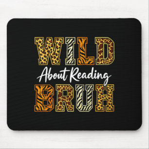 Jungen lustiges Wildtier über das Lesen von Bruh-B Mousepad